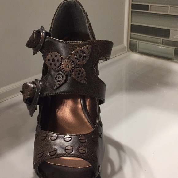 Shoes - Picture 4 of 4